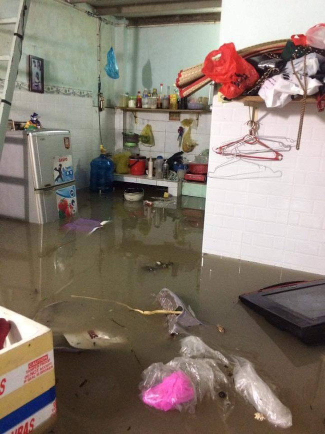 Ác mộng sau bão số 9: Tới khuya vẫn mưa, đường phố Sài Gòn thành sông, ô tô xe máy chìm trong biển nước