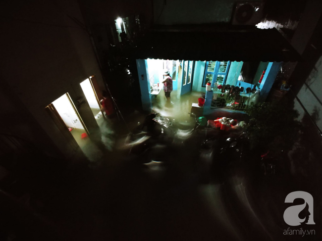 Ác mộng sau bão số 9: Tới khuya vẫn mưa, đường phố Sài Gòn thành sông, ô tô xe máy chìm trong biển nước