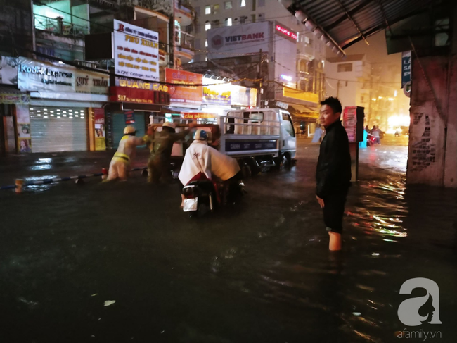 Ác mộng sau bão số 9: Tới khuya vẫn mưa, đường phố Sài Gòn thành sông, ô tô xe máy chìm trong biển nước