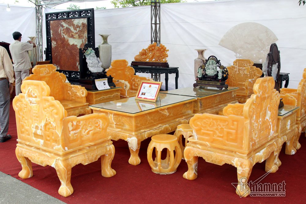 Xôn xao bộ bàn ghế Trung Mỹ 8 tỷ của nữ đại gia Hà Nội