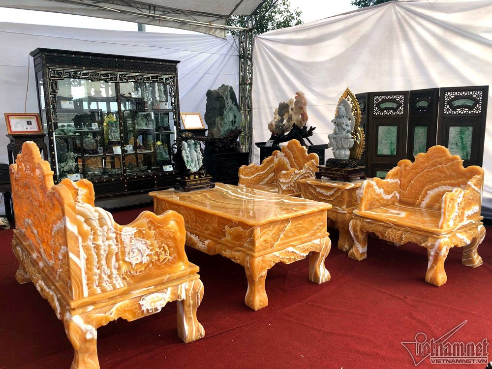 Xôn xao bộ bàn ghế Trung Mỹ 8 tỷ của nữ đại gia Hà Nội