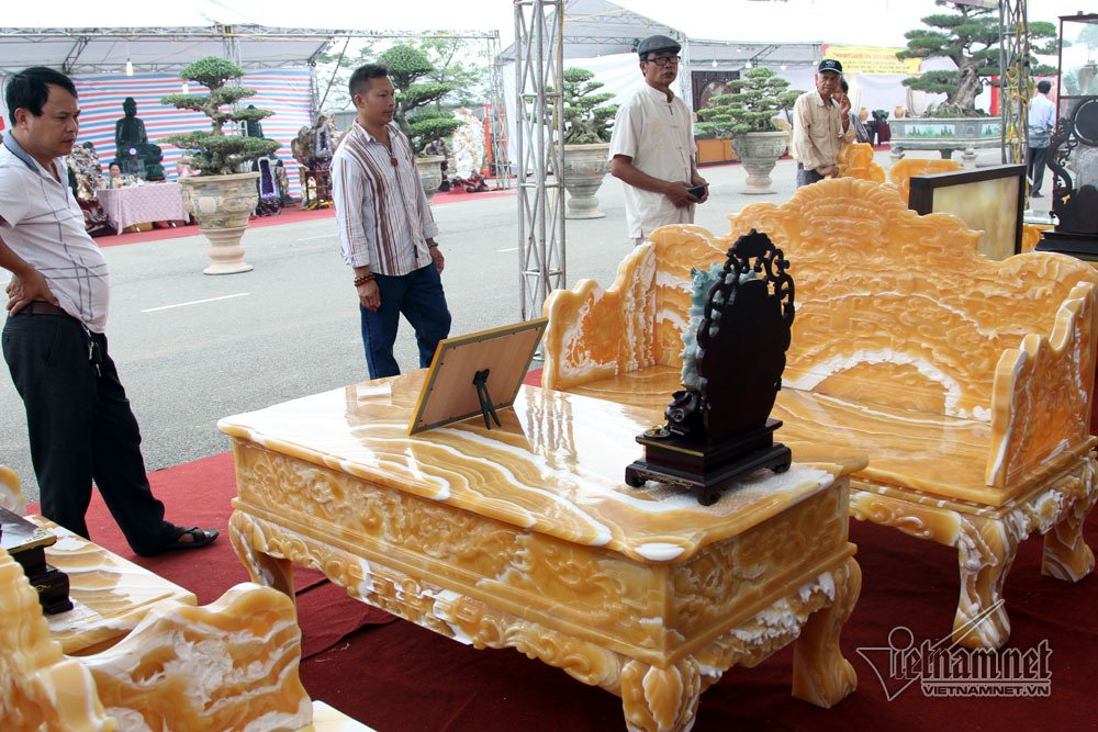 Xôn xao bộ bàn ghế Trung Mỹ 8 tỷ của nữ đại gia Hà Nội