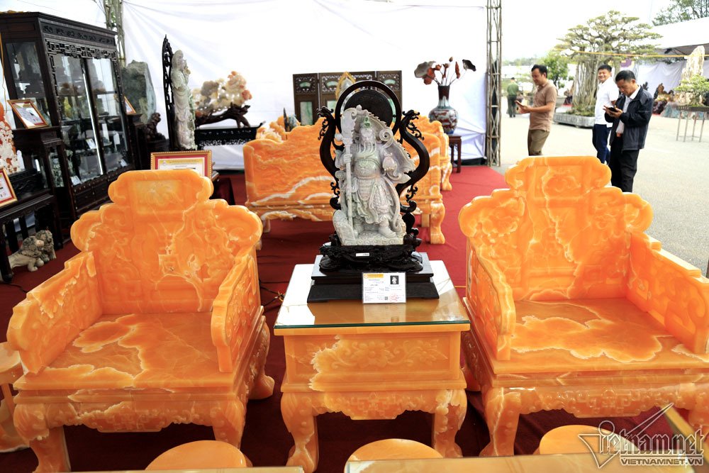 Xôn xao bộ bàn ghế Trung Mỹ 8 tỷ của nữ đại gia Hà Nội