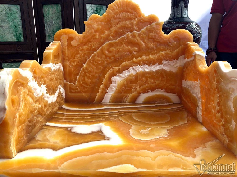 Xôn xao bộ bàn ghế Trung Mỹ 8 tỷ của nữ đại gia Hà Nội