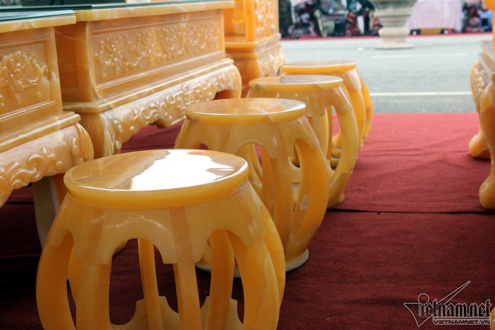 Xôn xao bộ bàn ghế Trung Mỹ 8 tỷ của nữ đại gia Hà Nội Xôn xao bộ bàn ghế Trung Mỹ 8 tỷ của nữ đại gia Hà Nội