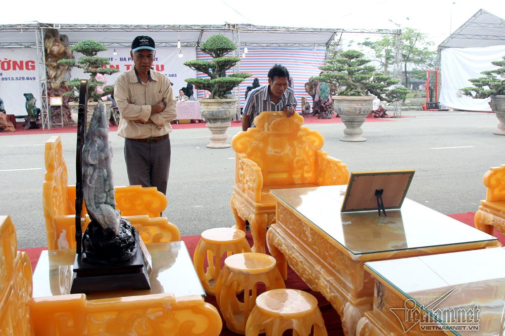 Xôn xao bộ bàn ghế Trung Mỹ 8 tỷ của nữ đại gia Hà Nội