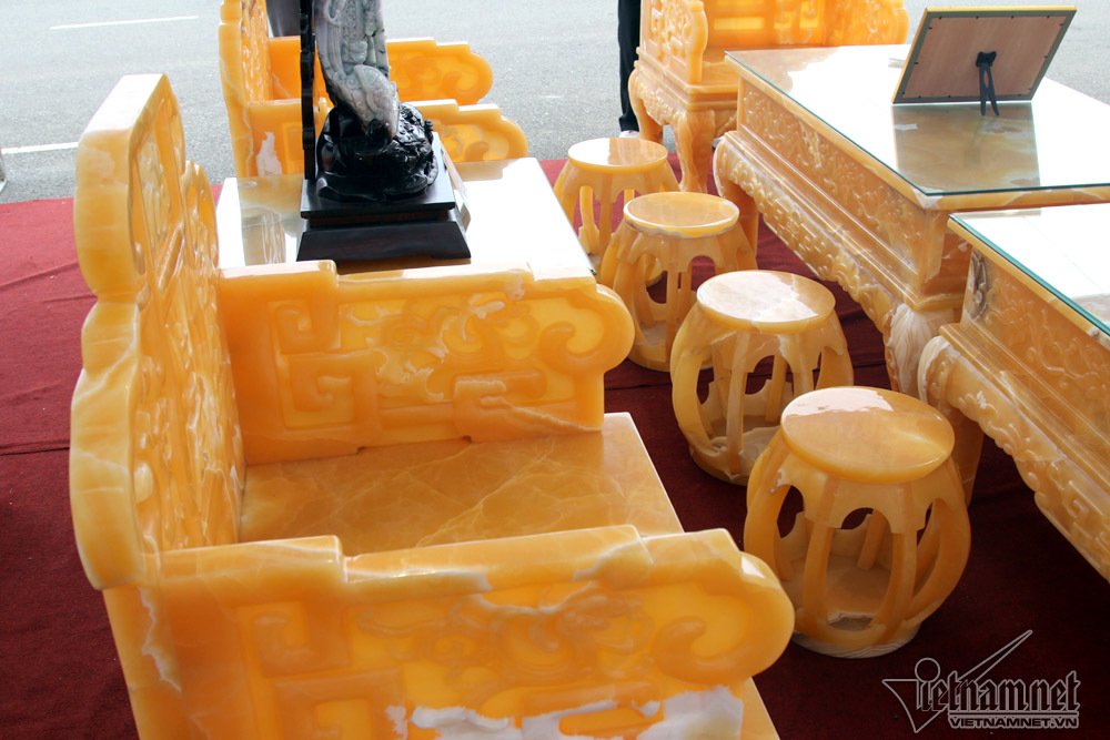 Xôn xao bộ bàn ghế Trung Mỹ 8 tỷ của nữ đại gia Hà Nội Xôn xao bộ bàn ghế Trung Mỹ 8 tỷ của nữ đại gia Hà Nội