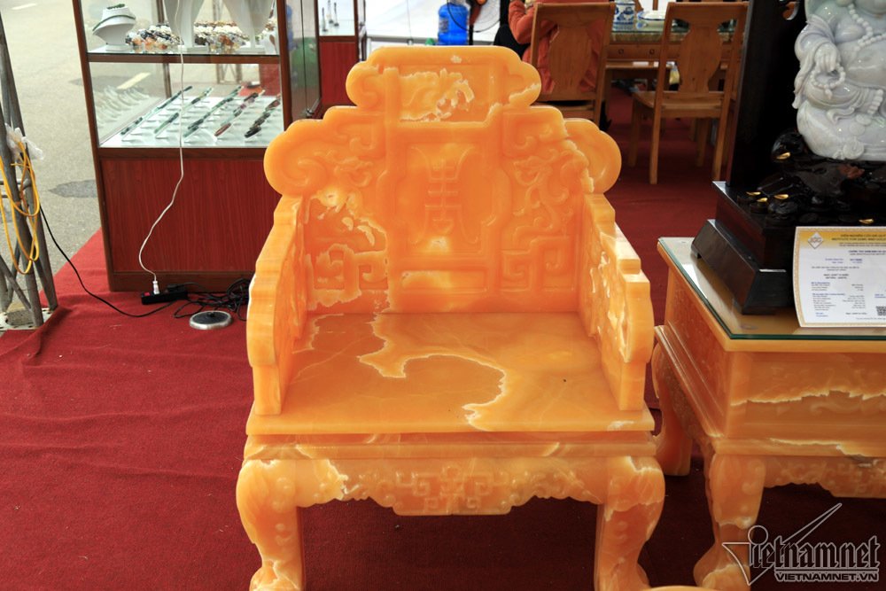 Xôn xao bộ bàn ghế Trung Mỹ 8 tỷ của nữ đại gia Hà Nội Xôn xao bộ bàn ghế Trung Mỹ 8 tỷ của nữ đại gia Hà Nội