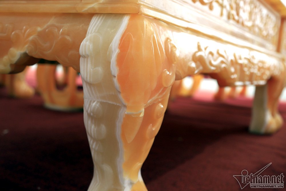 Xôn xao bộ bàn ghế Trung Mỹ 8 tỷ của nữ đại gia Hà Nội Xôn xao bộ bàn ghế Trung Mỹ 8 tỷ của nữ đại gia Hà Nội