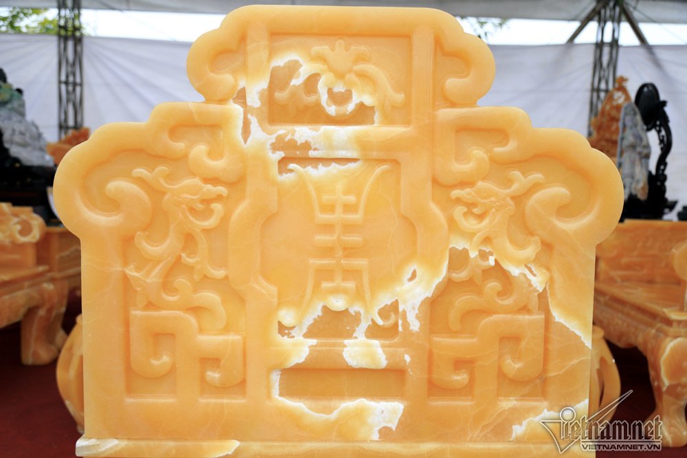 Xôn xao bộ bàn ghế Trung Mỹ 8 tỷ của nữ đại gia Hà Nội