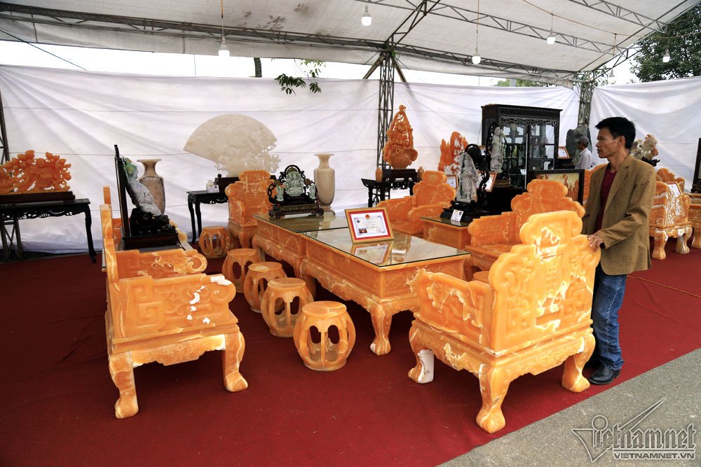 Xôn xao bộ bàn ghế Trung Mỹ 8 tỷ của nữ đại gia Hà Nội