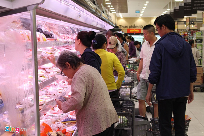 Hết mưa bão, dân Sài Gòn ùn ùn đi siêu thị mua thực phẩm