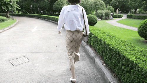 Chú ý chi tiết này khi chọn chân váy kẻ midi, phong cách của bạn sẽ được phong hạng đỉnh cao