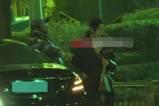 Phạm Băng Băng diện đồ xuề xòa, tâm trạng buồn bã khi đi ăn đêm cùng trợ lý