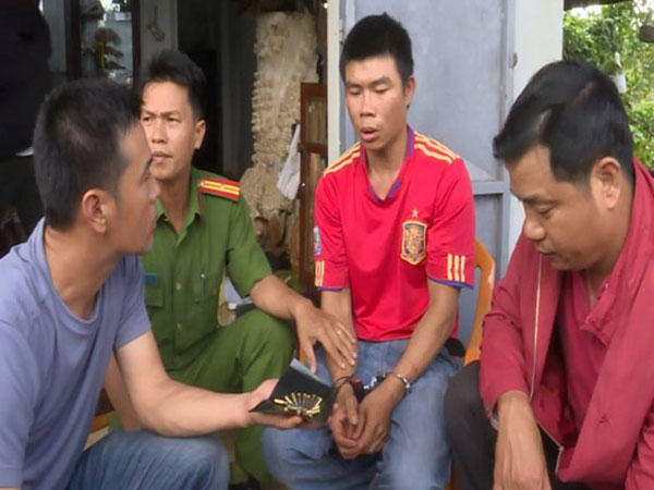 Khởi tố người đàn ông bán ma túy giữ 2 khẩu súng trong nhà