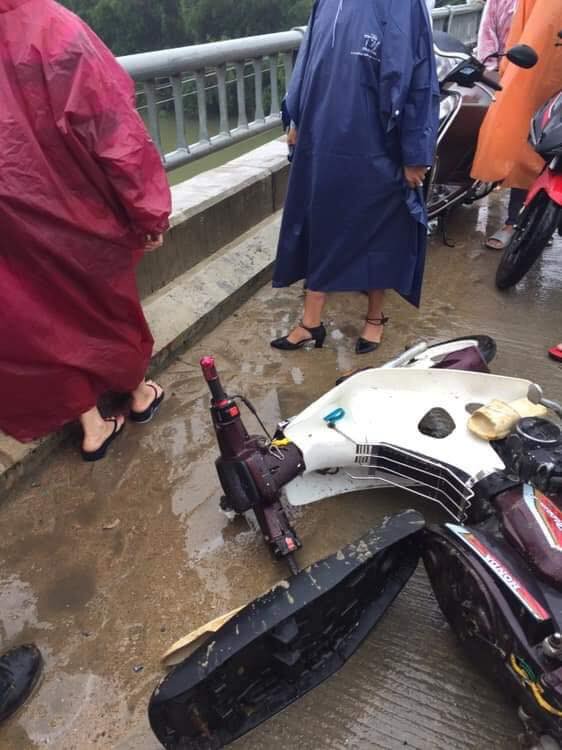 Thanh niên chạy xe máy đâm vào thành cầu, lao xuống sông và khoảnh khắc xuất thần lan tỏa khắp mạng xã hội