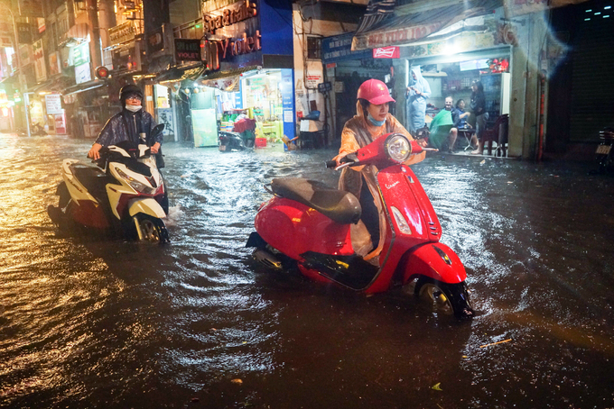 Phố đi bộ Sài Gòn lênh láng nước, khách Tây thích thú dạo chơi