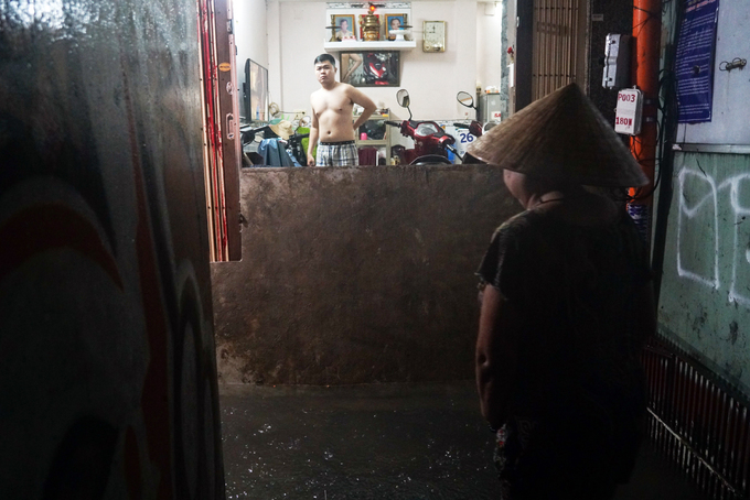 Phố đi bộ Sài Gòn lênh láng nước, khách Tây thích thú dạo chơi