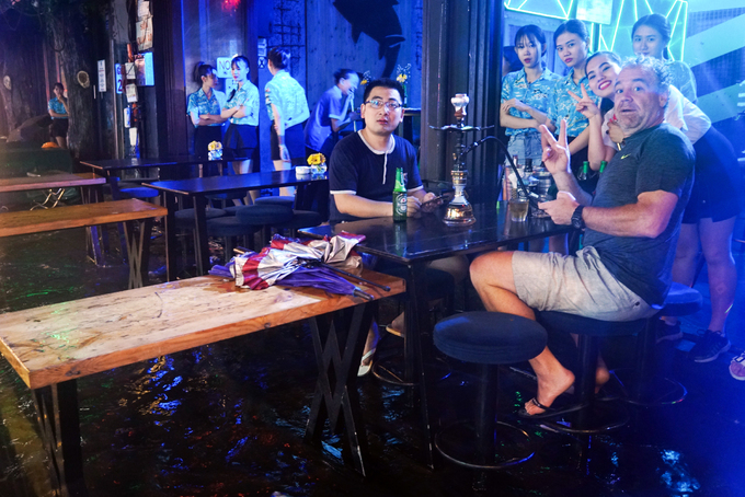 Phố đi bộ Sài Gòn lênh láng nước, khách Tây thích thú dạo chơi