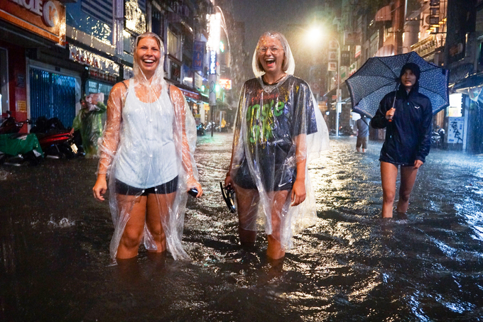 Phố đi bộ Sài Gòn lênh láng nước, khách Tây thích thú dạo chơi