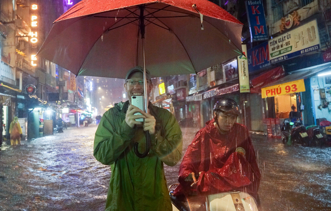 Phố đi bộ Sài Gòn lênh láng nước, khách Tây thích thú dạo chơi