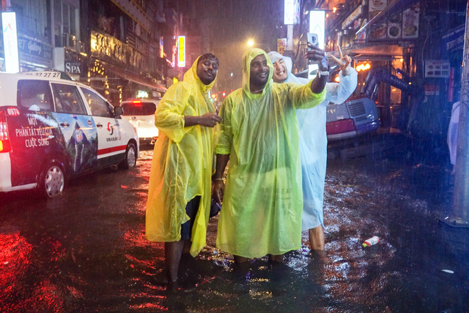 Phố đi bộ Sài Gòn lênh láng nước, khách Tây thích thú dạo chơi