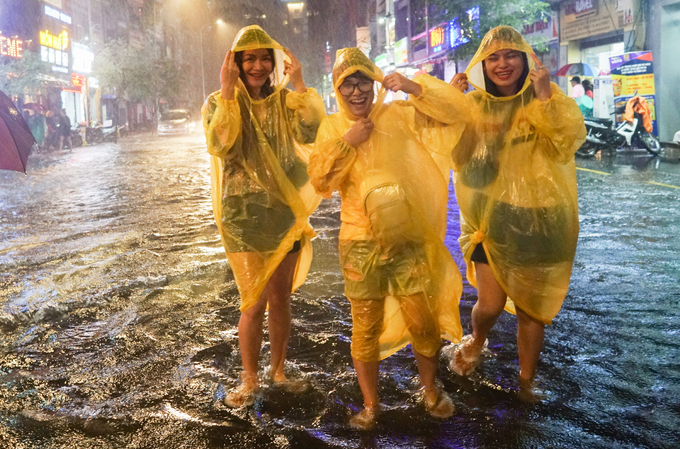Phố đi bộ Sài Gòn lênh láng nước, khách Tây thích thú dạo chơi