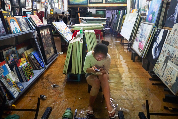 Phố đi bộ Sài Gòn lênh láng nước, khách Tây thích thú dạo chơi