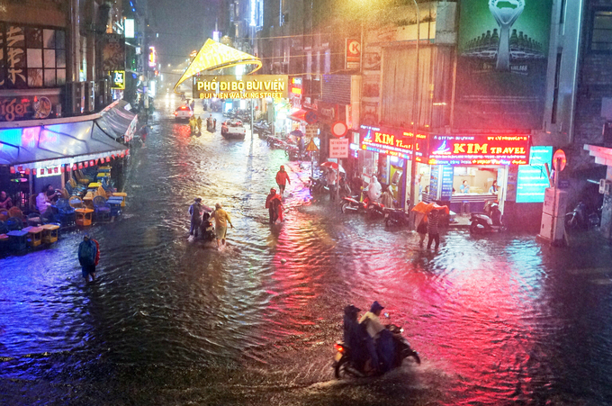 Phố đi bộ Sài Gòn lênh láng nước, khách Tây thích thú dạo chơi