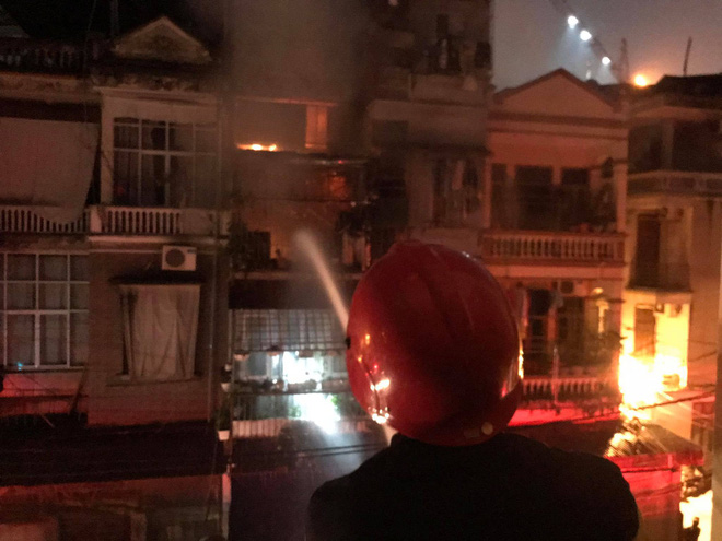 Hà Nội: Đám cháy bùng phát từ tầng 3 của một ngôi nhà tại Phùng Khoang, 20 chiến sĩ PCCC được điều động dập lửa