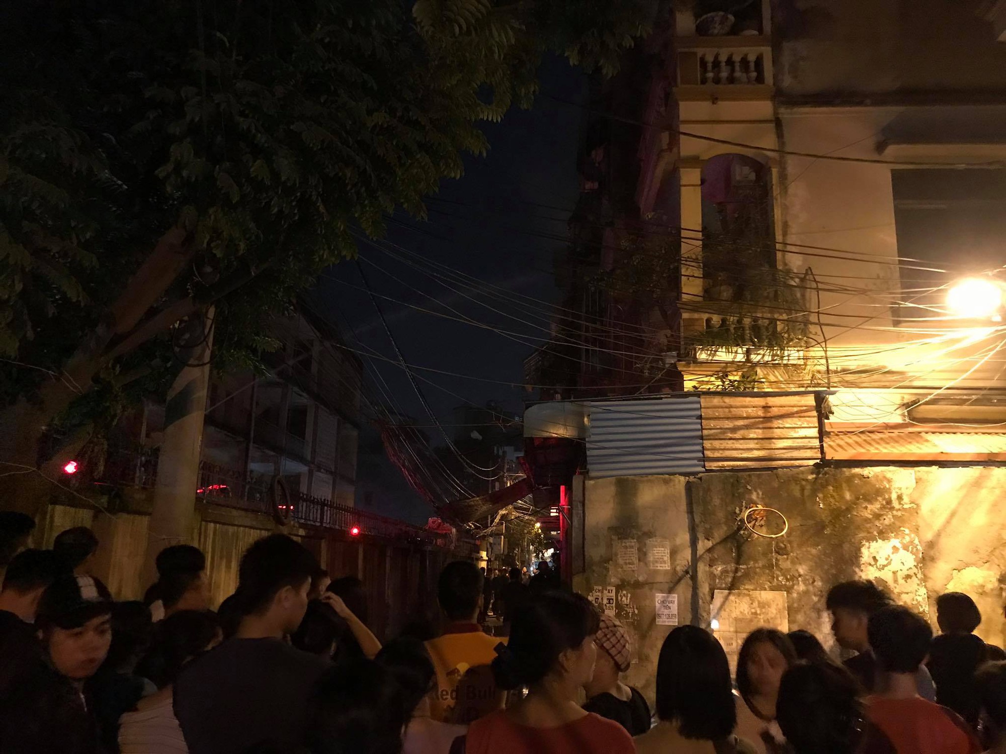 Hà Nội: Đám cháy bùng phát từ tầng 3 của một ngôi nhà tại Phùng Khoang, 20 chiến sĩ PCCC được điều động dập lửa