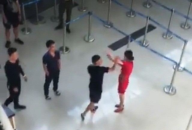 Vụ đạp ngã nhân viên hàng không: Người tham gia đánh nói cũng hơi xấu hổ vì đánh đàn bà
