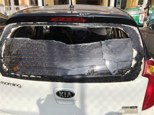 Tài xế lao xe bị chọc thủng bốn bánh vào trụ sở công an cầu cứu