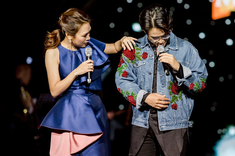 Mỹ Tâm chính thức lên tiếng về bức ảnh ôm hôn Hà Anh Tuấn trong hậu trường