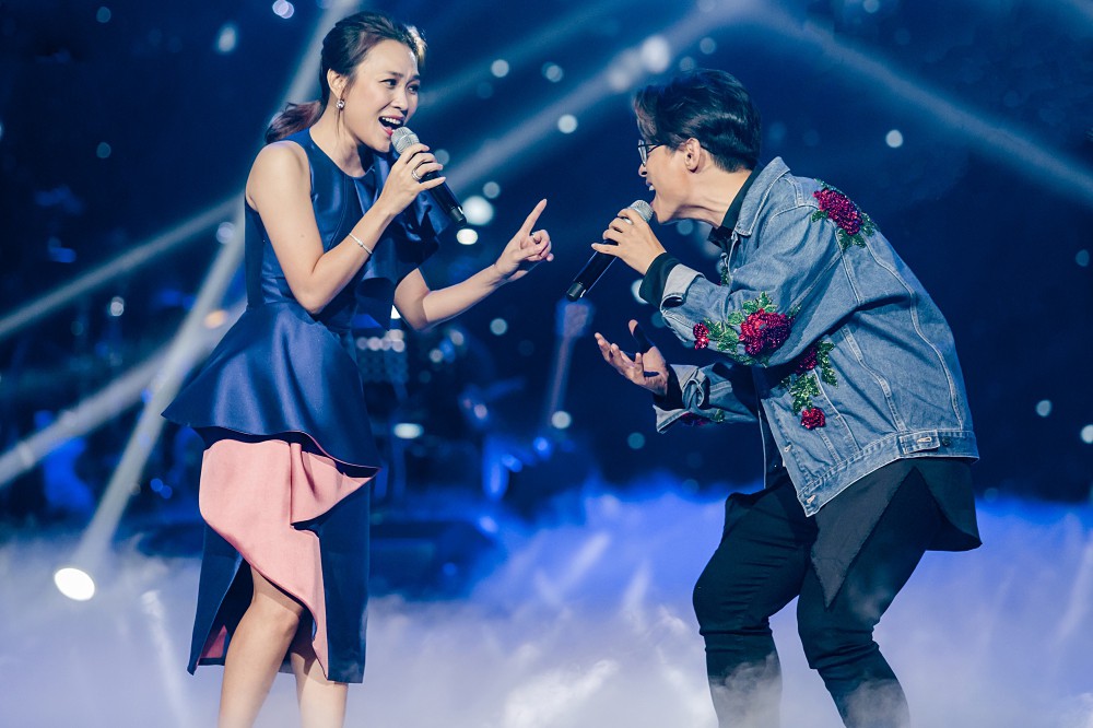 Mỹ Tâm chính thức lên tiếng về bức ảnh ôm hôn Hà Anh Tuấn trong hậu trường