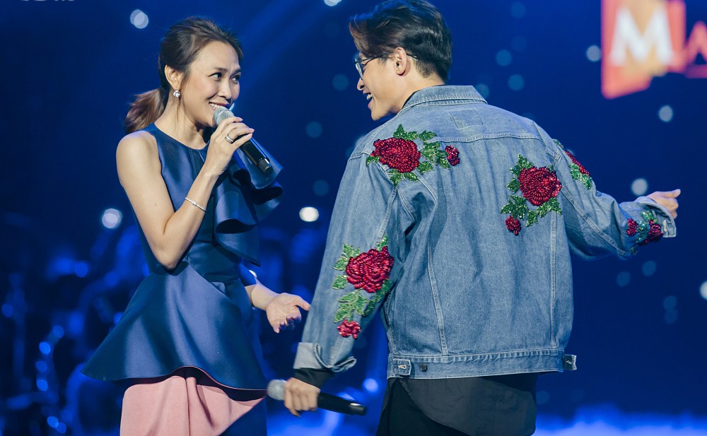 Mỹ Tâm chính thức lên tiếng về bức ảnh ôm hôn Hà Anh Tuấn trong hậu trường