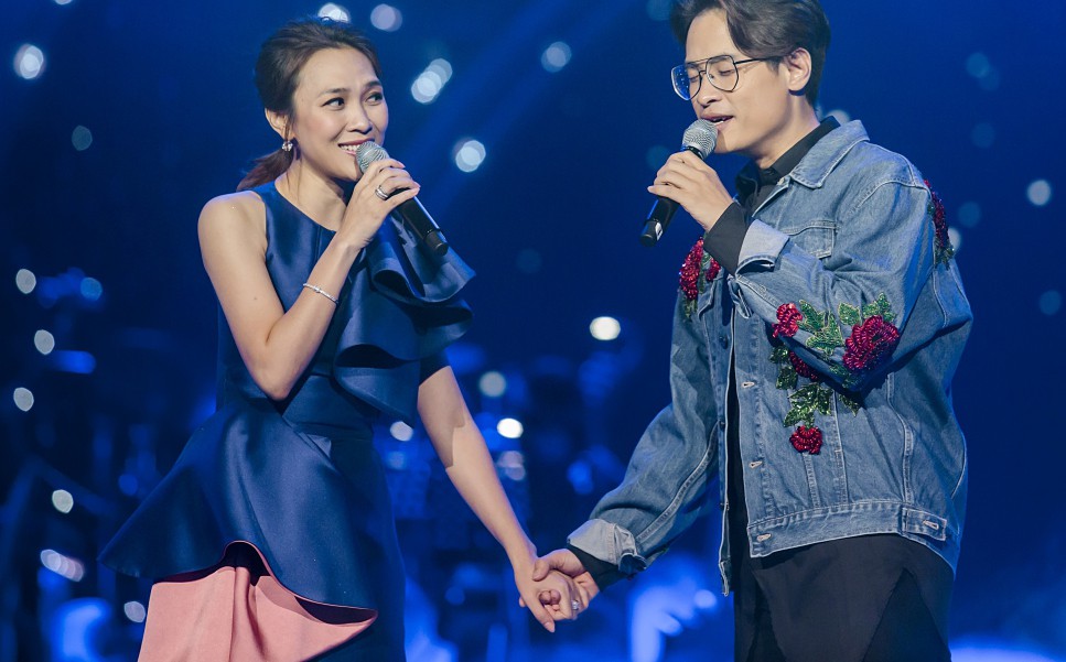 Mỹ Tâm chính thức lên tiếng về bức ảnh ôm hôn Hà Anh Tuấn trong hậu trường