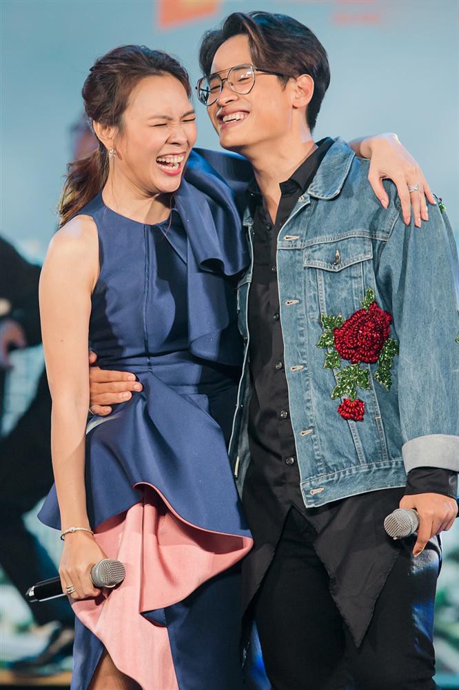 Mỹ Tâm chính thức lên tiếng về bức ảnh ôm hôn Hà Anh Tuấn trong hậu trường