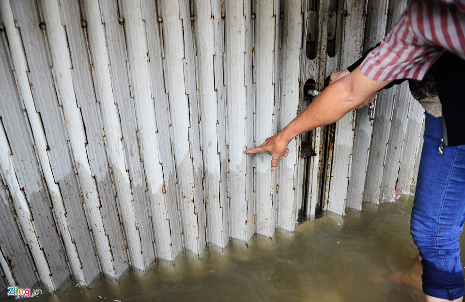 Không có cứu hộ, ôtô chết máy nằm la liệt trong biển nước ở Sài Gòn