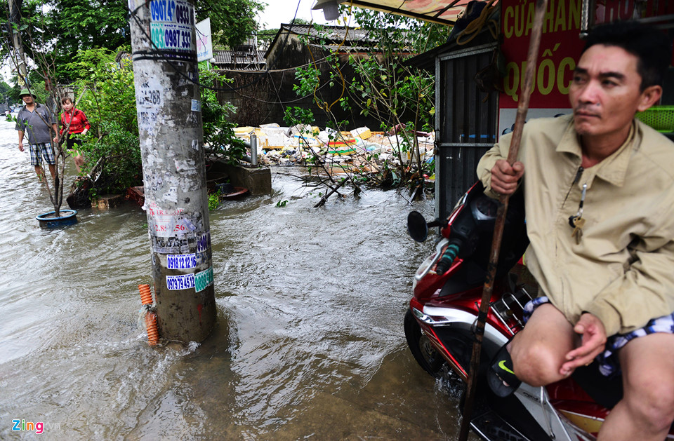 Không có cứu hộ, ôtô chết máy nằm la liệt trong biển nước ở Sài Gòn