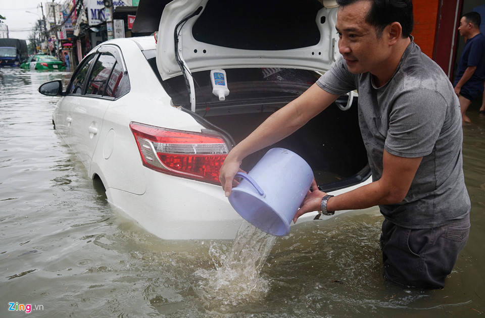 Không có cứu hộ, ôtô chết máy nằm la liệt trong biển nước ở Sài Gòn