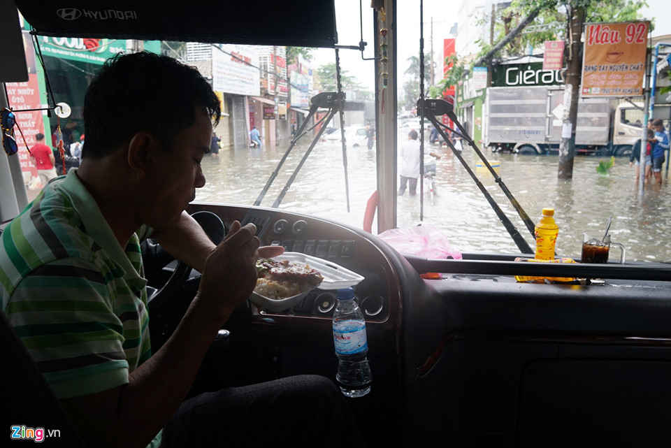 Không có cứu hộ, ôtô chết máy nằm la liệt trong biển nước ở Sài Gòn