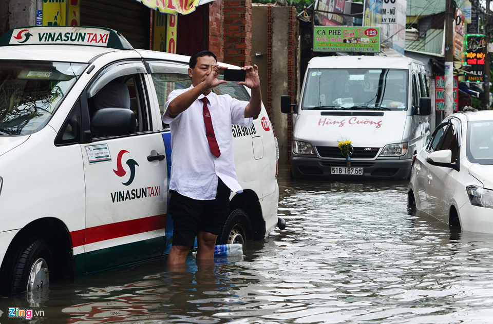 Không có cứu hộ, ôtô chết máy nằm la liệt trong biển nước ở Sài Gòn