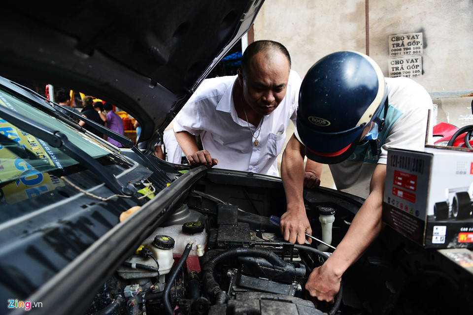 Không có cứu hộ, ôtô chết máy nằm la liệt trong biển nước ở Sài Gòn