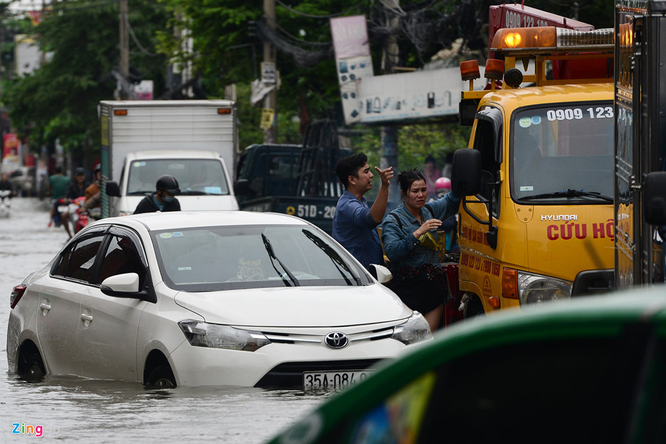 Không có cứu hộ, ôtô chết máy nằm la liệt trong biển nước ở Sài Gòn