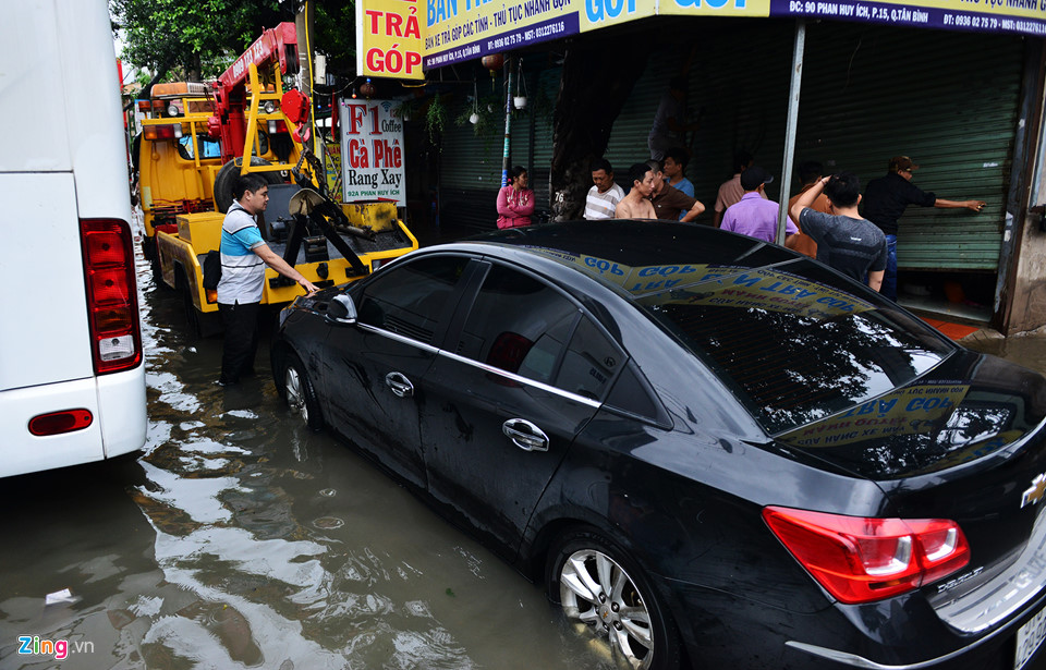 Không có cứu hộ, ôtô chết máy nằm la liệt trong biển nước ở Sài Gòn