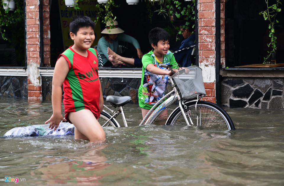 Không có cứu hộ, ôtô chết máy nằm la liệt trong biển nước ở Sài Gòn
