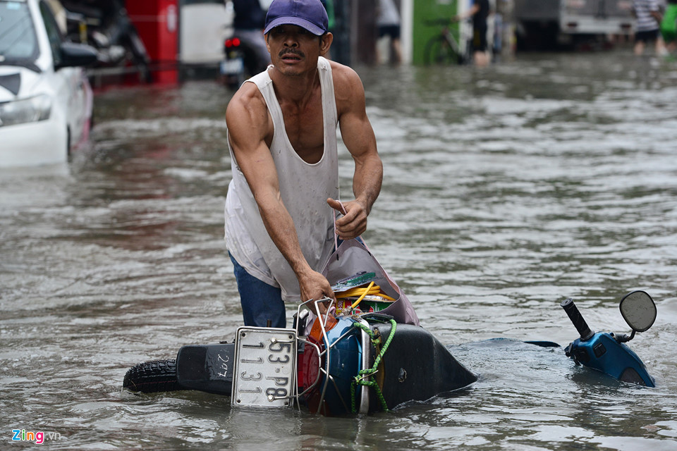 Không có cứu hộ, ôtô chết máy nằm la liệt trong biển nước ở Sài Gòn
