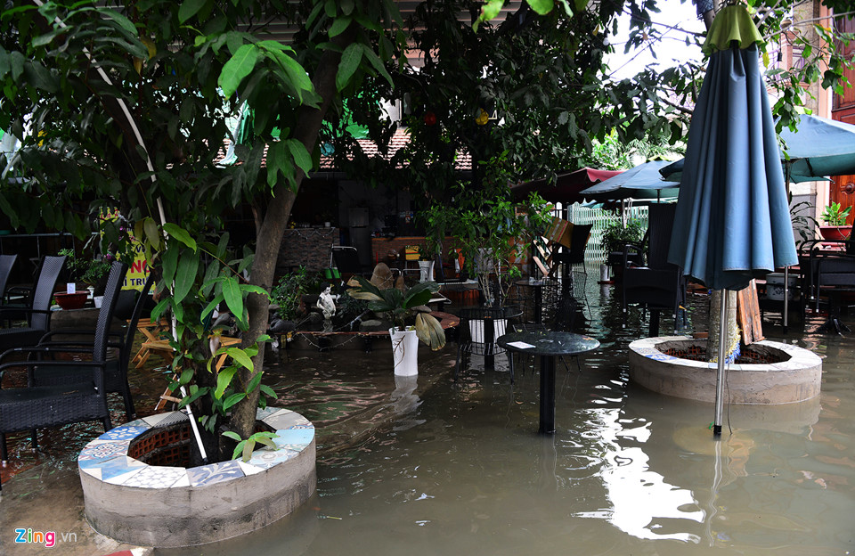 Không có cứu hộ, ôtô chết máy nằm la liệt trong biển nước ở Sài Gòn