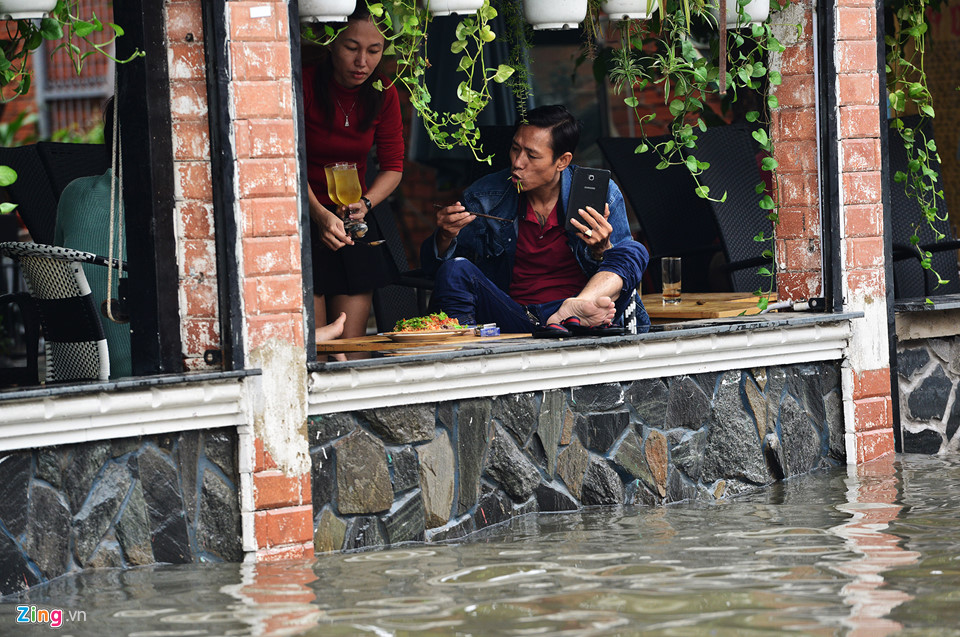 Không có cứu hộ, ôtô chết máy nằm la liệt trong biển nước ở Sài Gòn